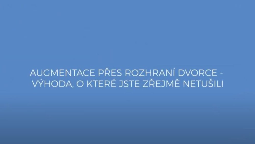 Augmentace prsou přes rozhraní dvorce